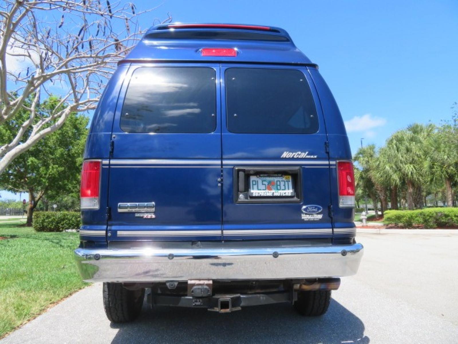 2011 Dark Blue /Gray Ford E-Series Wagon E-350 XLT Super Duty (1FBNE3BS4BD) with an 6.8L V10 SOHC 20V engine, located at 4301 Oak Circle #19, Boca Raton, FL, 33431, (954) 561-2499, 26.388861, -80.084038 - Photo #14